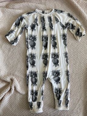 🖤 Kate Quinn Pineapple Smocked Romper | 6–12 Months | EUC